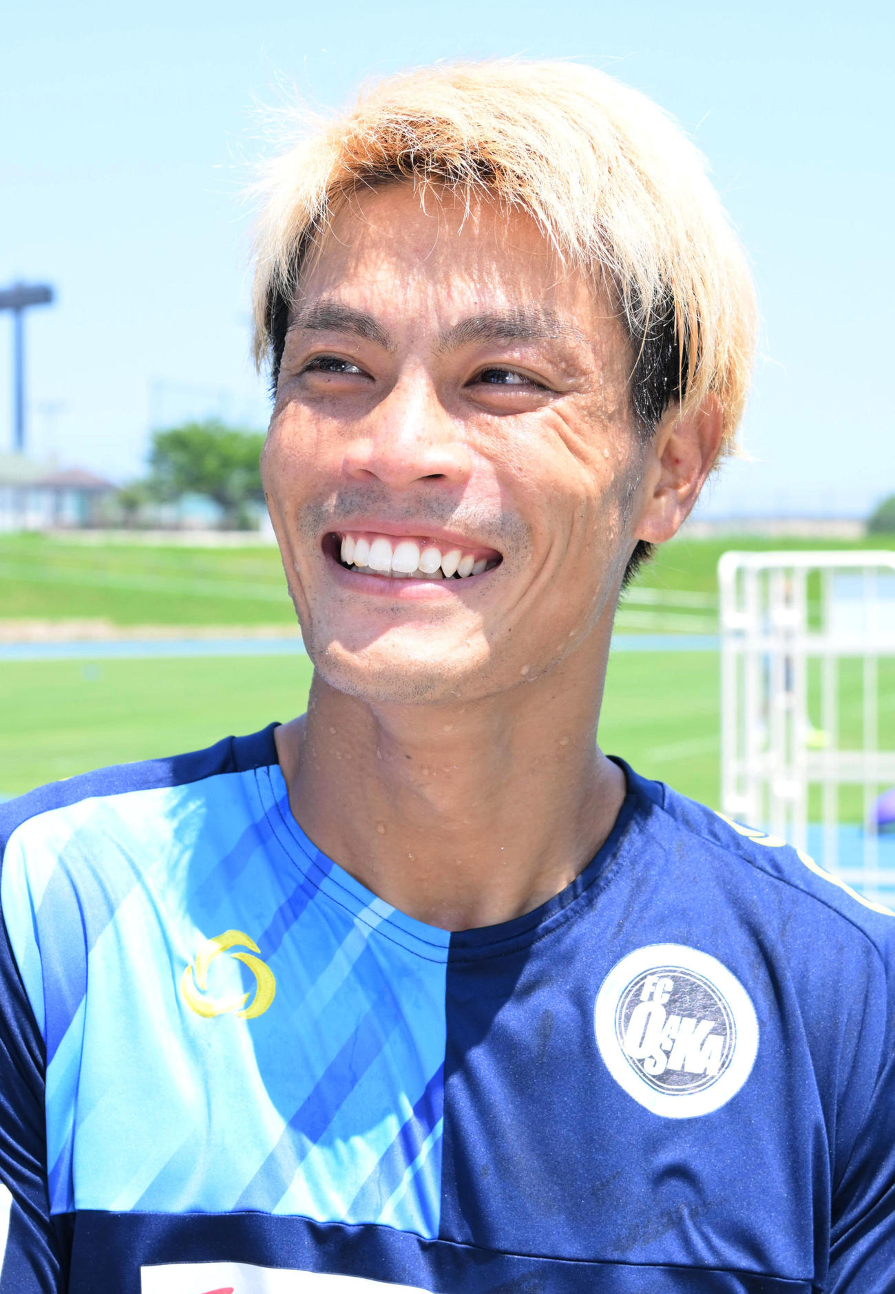 笑顔で質問に答えるFC大阪坂本修佑（撮影・石井愛子）