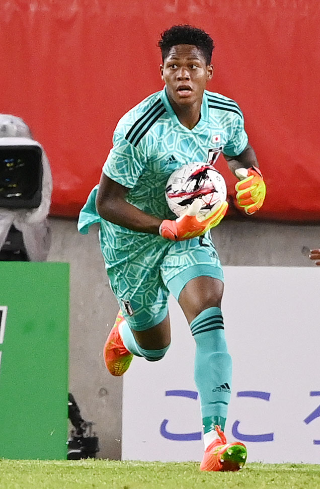 2022年7月、サッカー東アジアE－1選手権　日本対香港　ボールをキャッチするGK鈴木彩艶