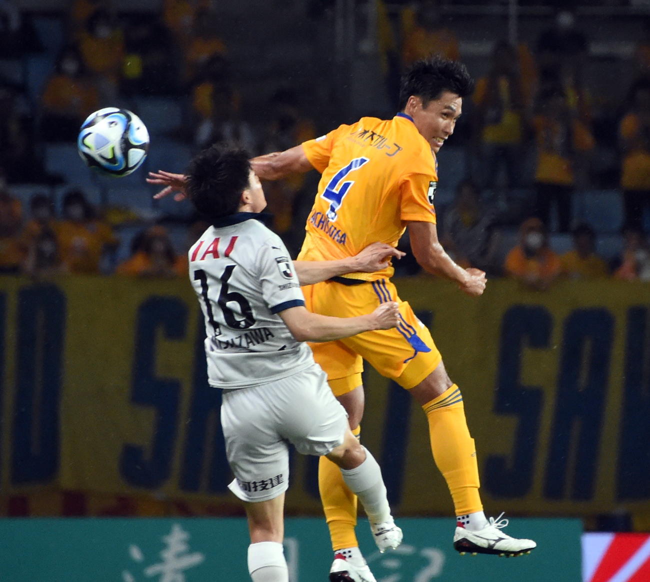 前半、ヘディングで競り合う仙台DF蜂須賀（右）