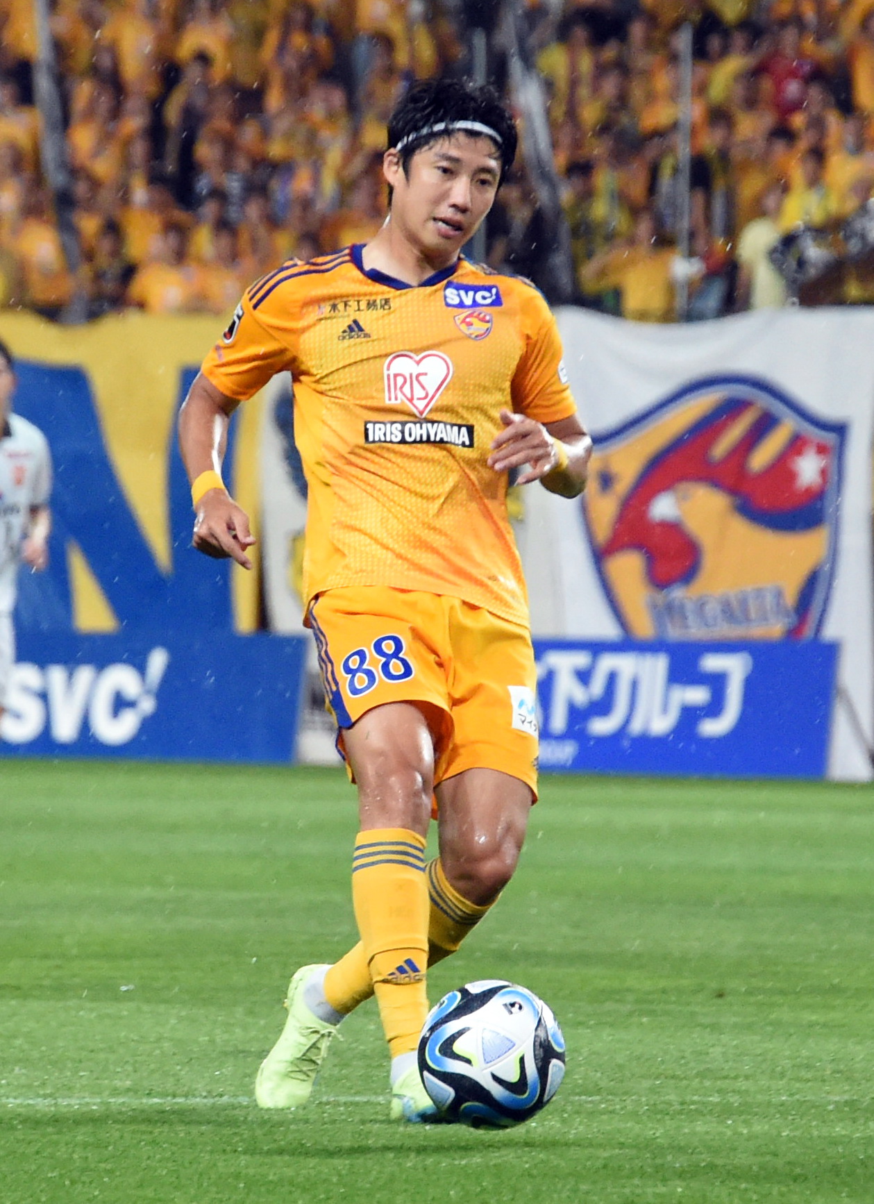 仙台対清水　前半、パスを出す仙台FWホ・ヨンジュン（撮影・山田愛斗）