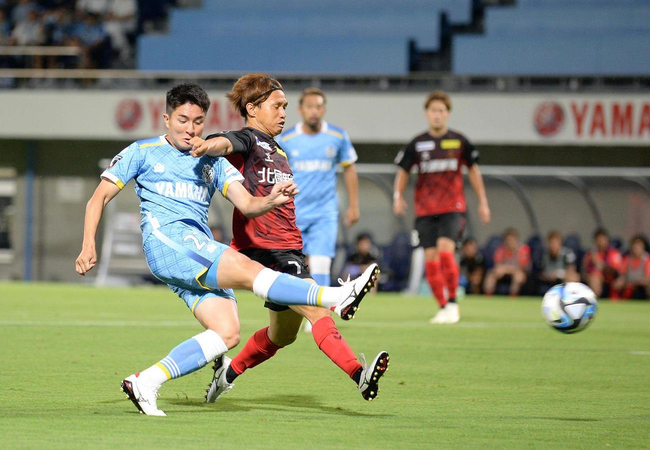 右足ボレーでゴールを狙う磐田吉長（左）