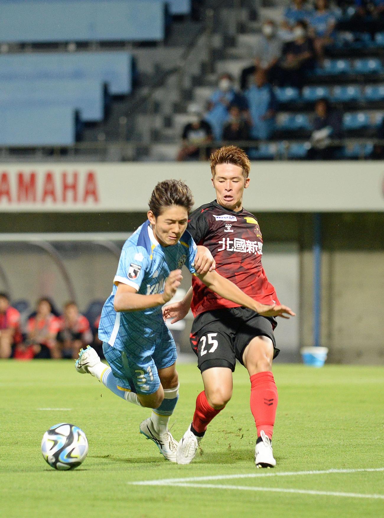 ゴール前で相手と激しく競り合う磐田古川（左）