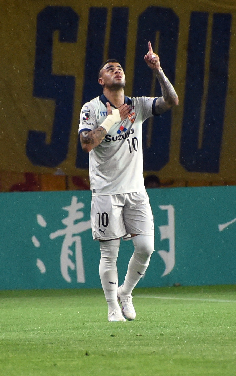 仙台対清水　前半、先制ゴールを決めて人さし指を天に突き上げる清水MFカルリーニョス・ジュニオ（撮影・山田愛斗）