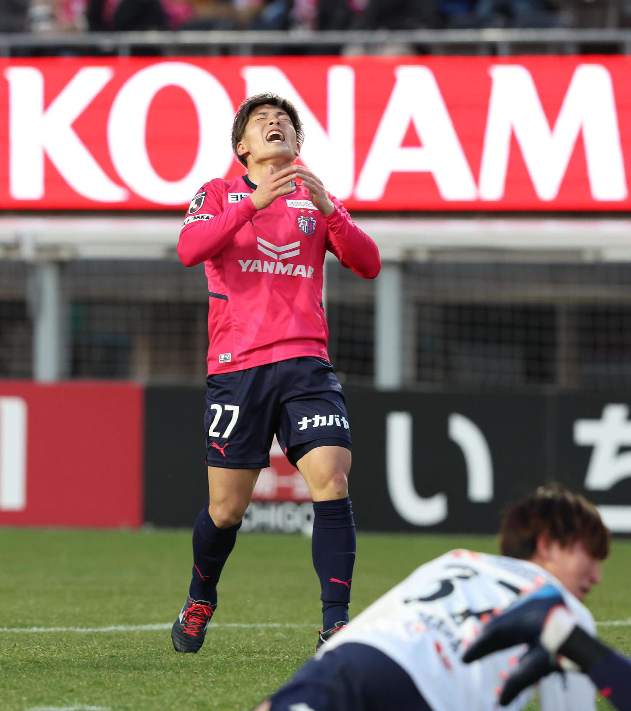 22年3月6日　C大阪対FC東京　後半、シュートを外して天を仰ぐC大阪MF新井晴樹