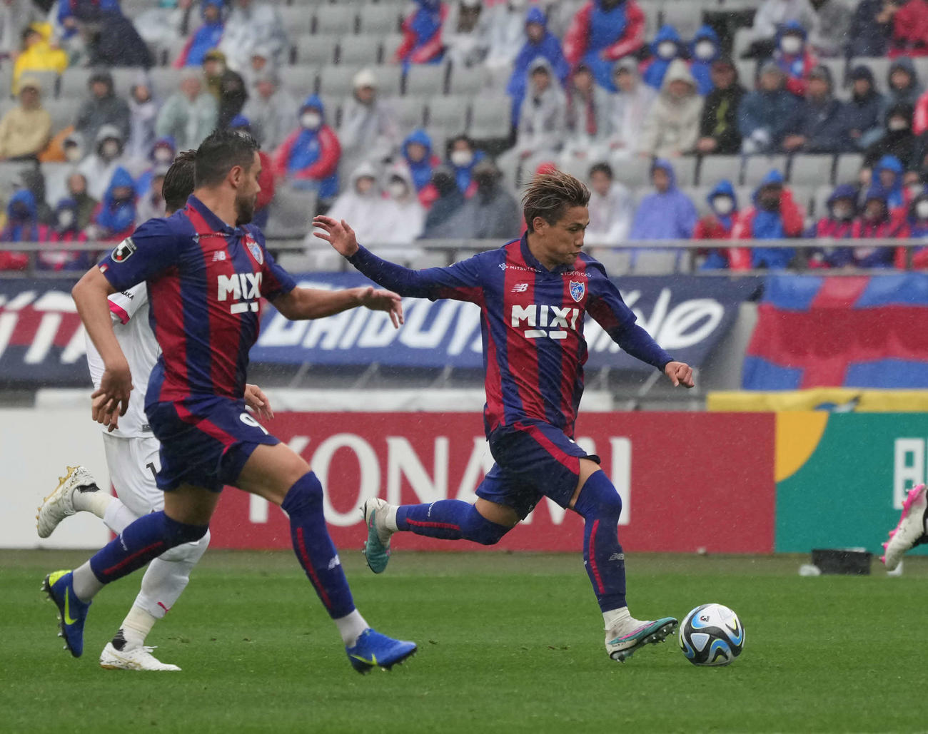 4月、C大阪戦でドリブル突破する東京松木（右）