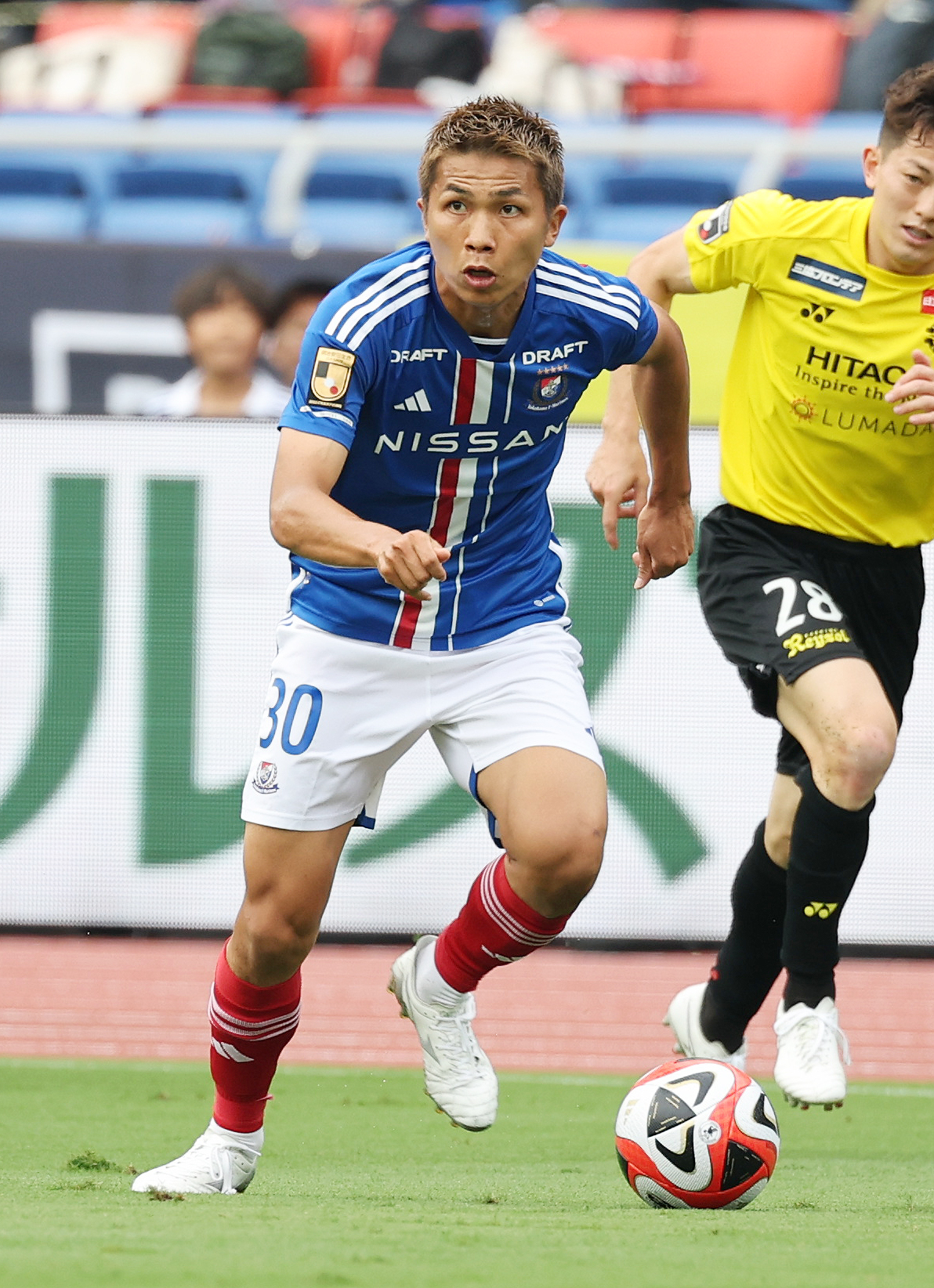 6月、ボールキープする横浜西村拓真