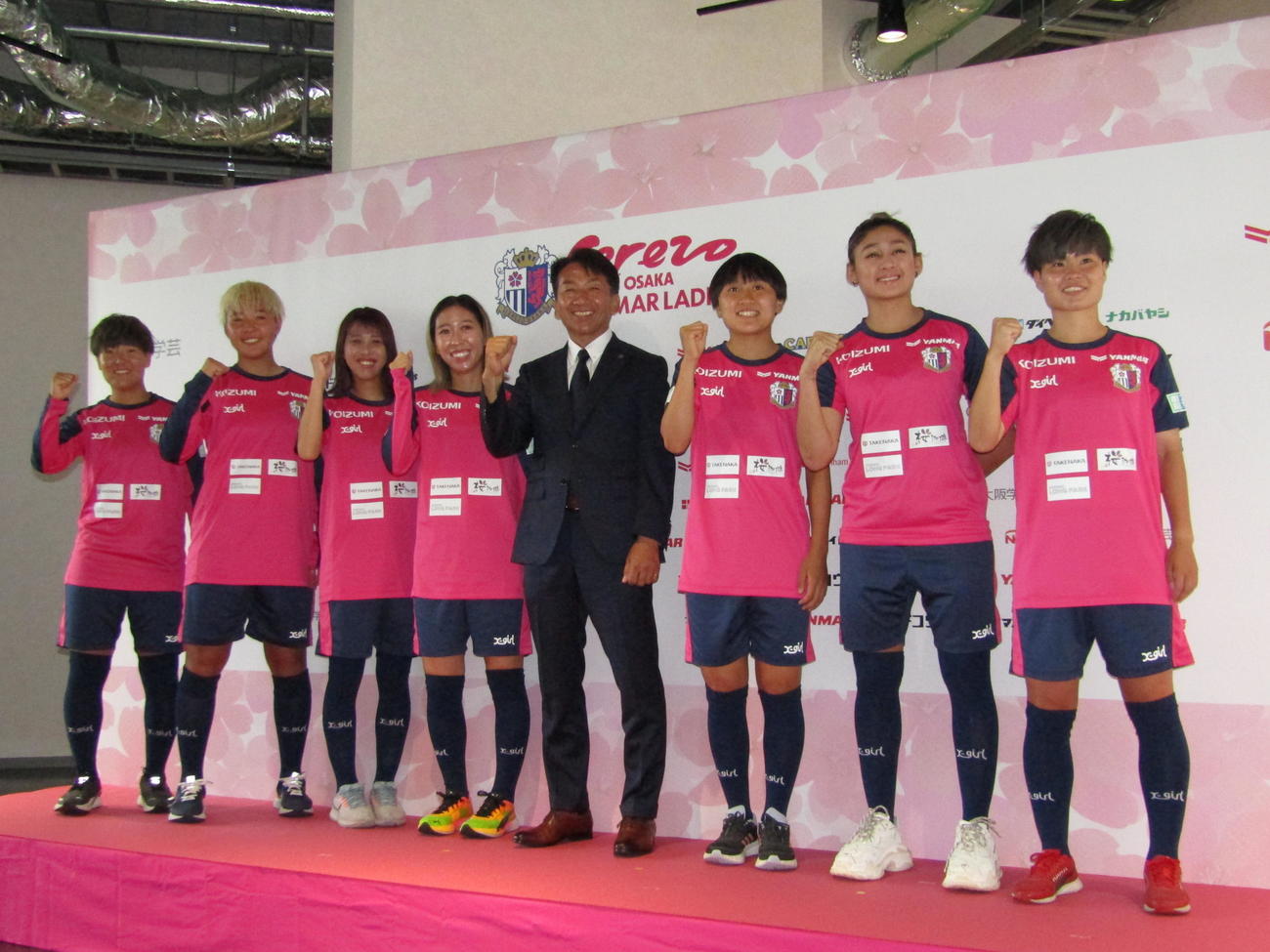 C大阪ヤンマーの新体制会見に参加した左から森中陽菜、筒井梨香、中西ふう、脇阪麗奈、鳥居塚伸人監督、小山史乃観、ザーラ、矢形海優