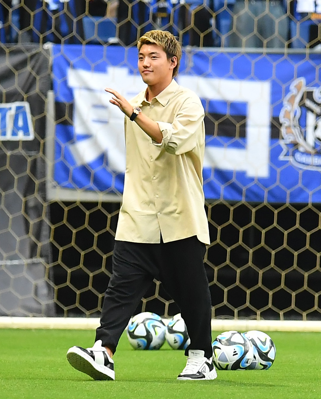 G大阪対京都　試合前のイベントに登場した堂安（撮影・清水貴仁）