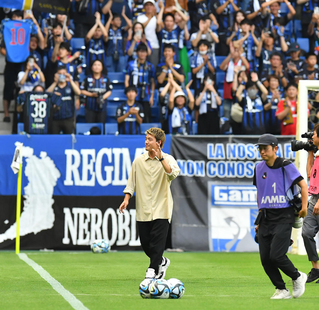 G大阪対京都　試合前のイベントに登場した堂安（撮影・清水貴仁）