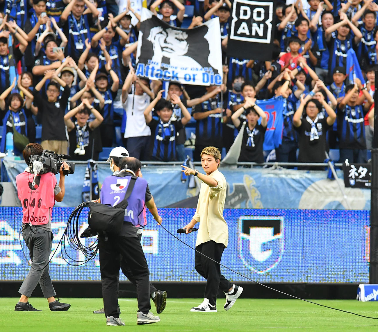G大阪対京都　試合前のイベントに登場した堂安（撮影・清水貴仁）