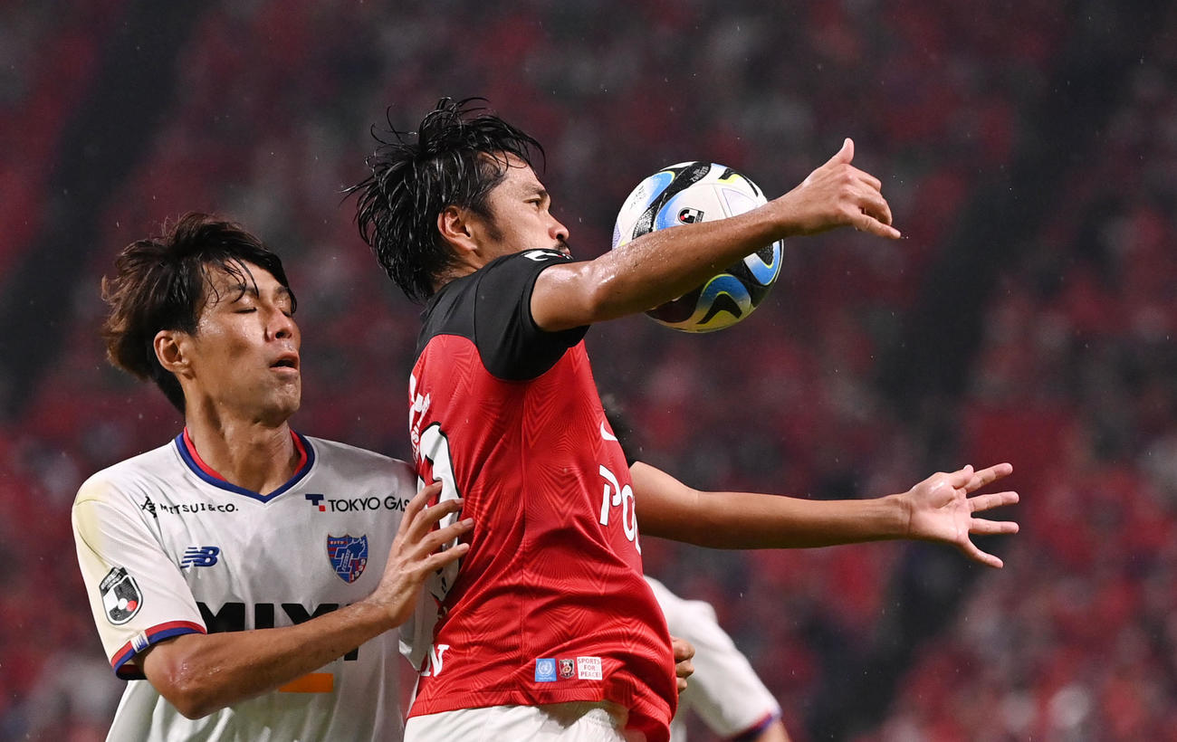浦和対東京　後半、競り合う浦和興梠（右）（撮影・横山健太）