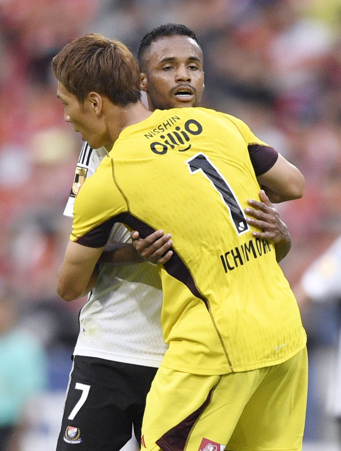 前半、同点ゴールを決めGK一森と抱き合う横浜M・エウベル（共同）