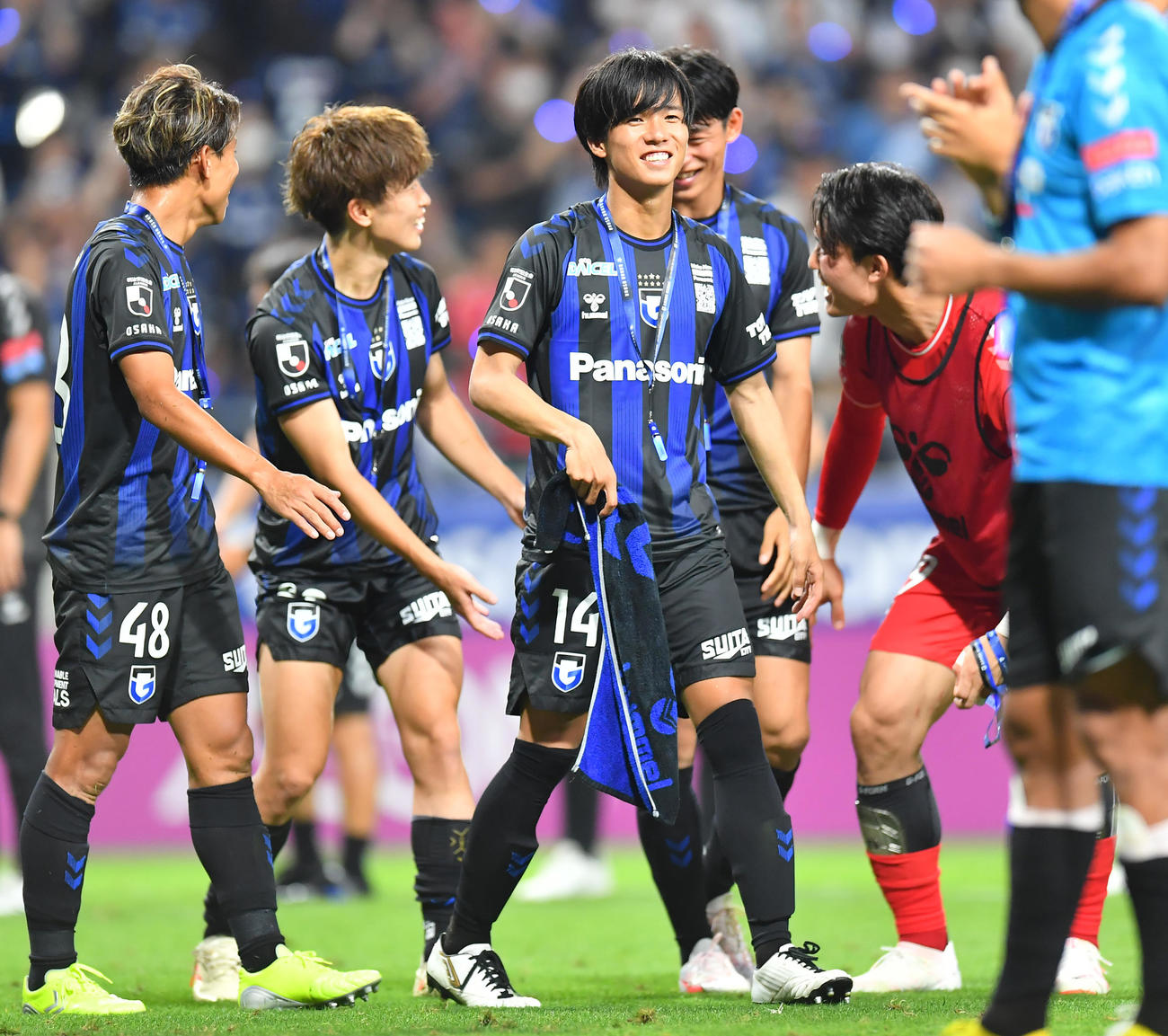 G大阪対京都　試合後、チームメートから祝福され笑顔をみせるG大阪福田（14番）（撮影・清水貴仁）