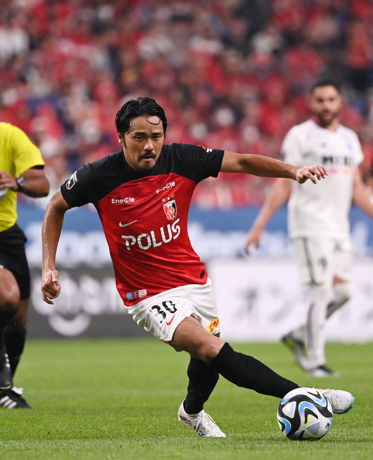 浦和対東京　後半、ドリブルする浦和興梠（撮影・横山健太）