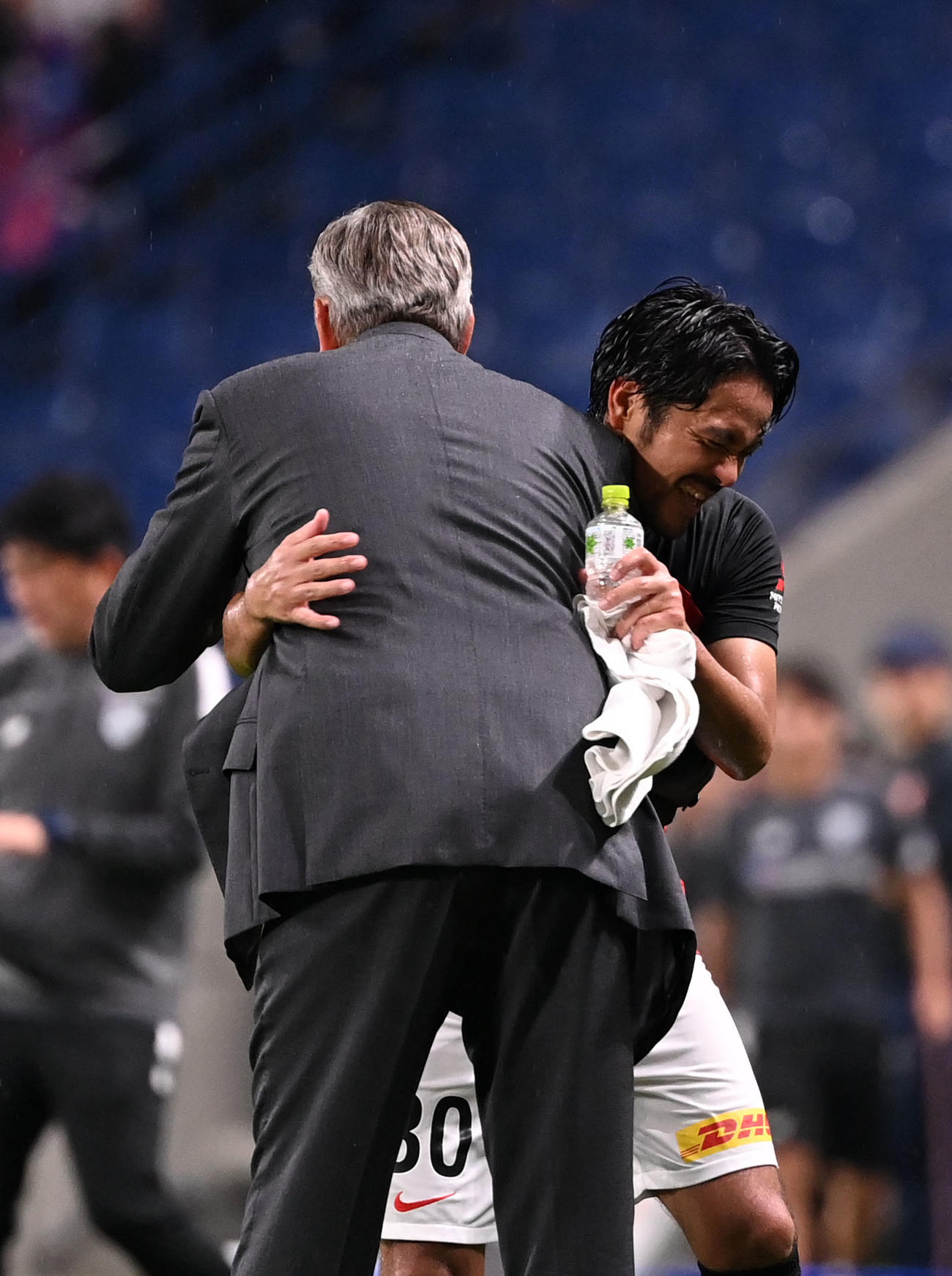 浦和対東京　後半、途中交代し浦和マチェイ・スコルジャ監督（左）と抱き合う興梠（撮影・横山健太）