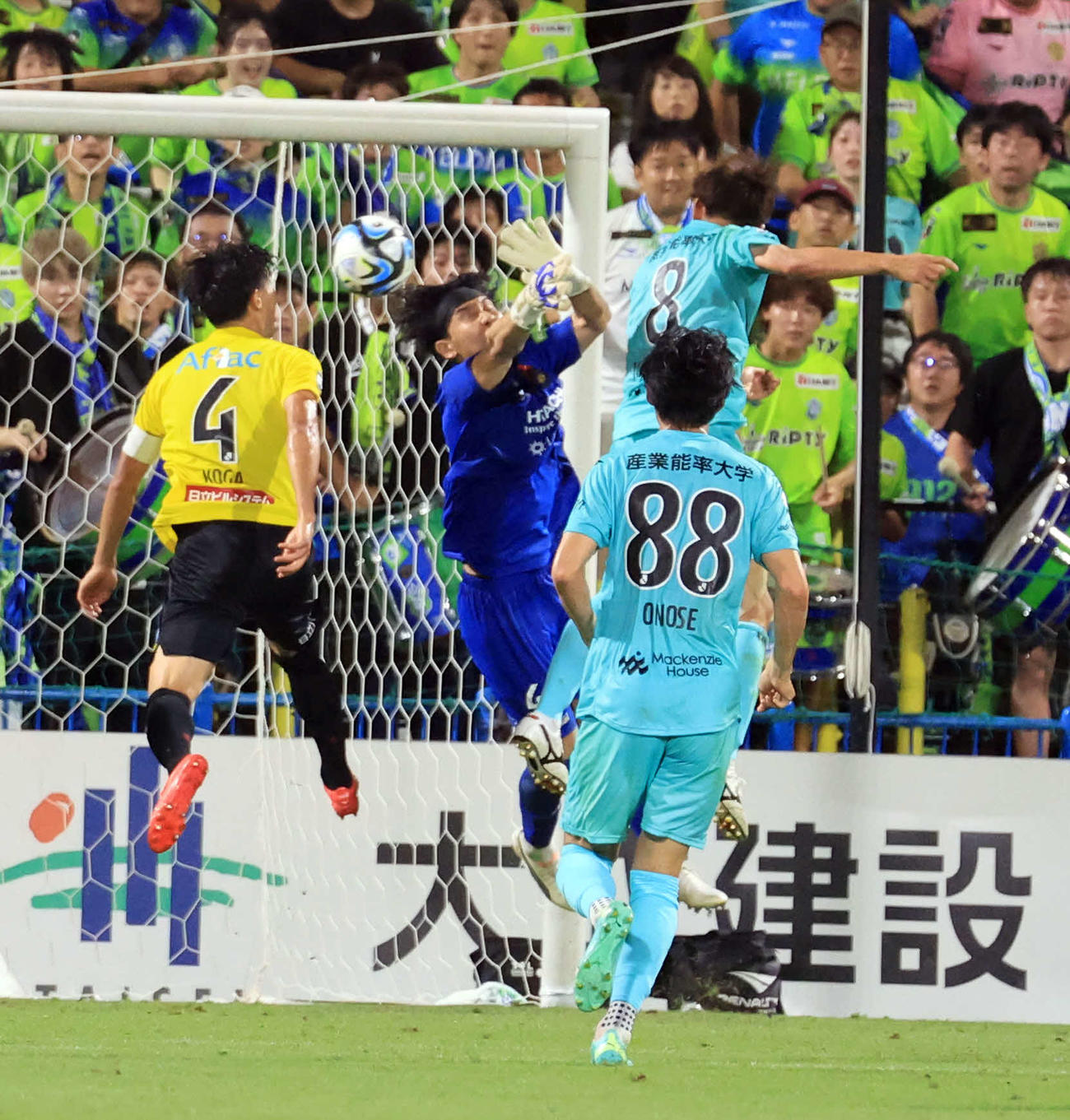 柏対湘南　後半、湘南大野（右奥）が同点ゴールを決める。柏GK松本（撮影・浅見桂子）