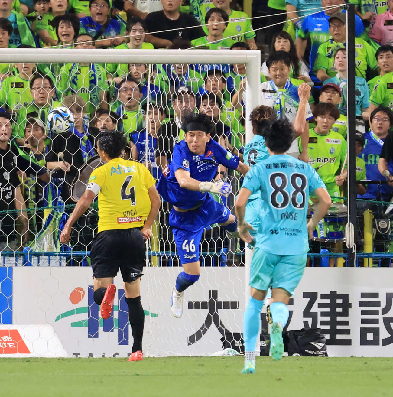 柏対湘南　後半、湘南DF大野（右奥）が同点ゴールを決める。柏GK松本（撮影・浅見桂子）