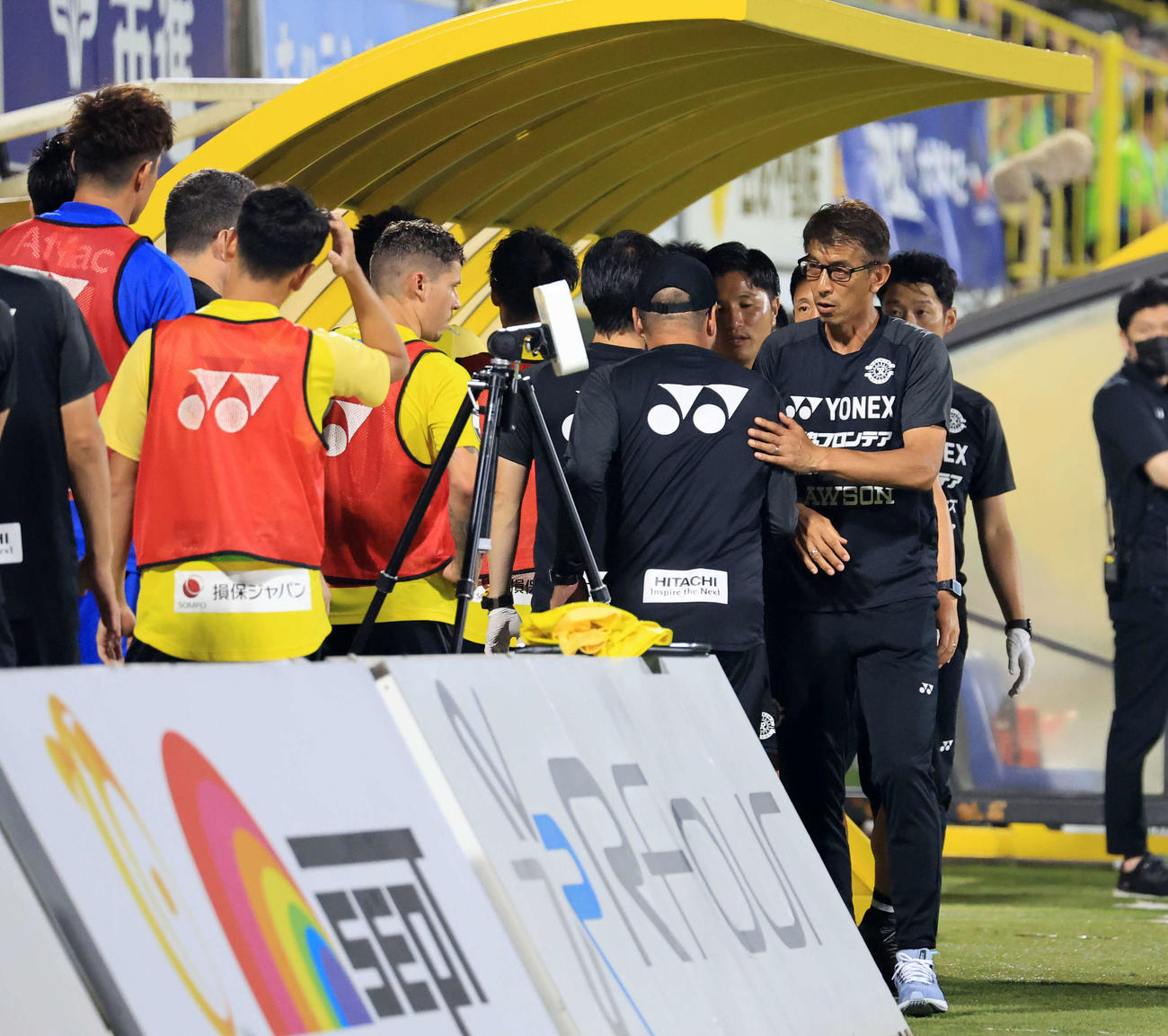 柏対湘南　1－1の引き分けに終わり、スタッフらと健闘を称え合う柏の井原監督（右）（撮影・浅見桂子）