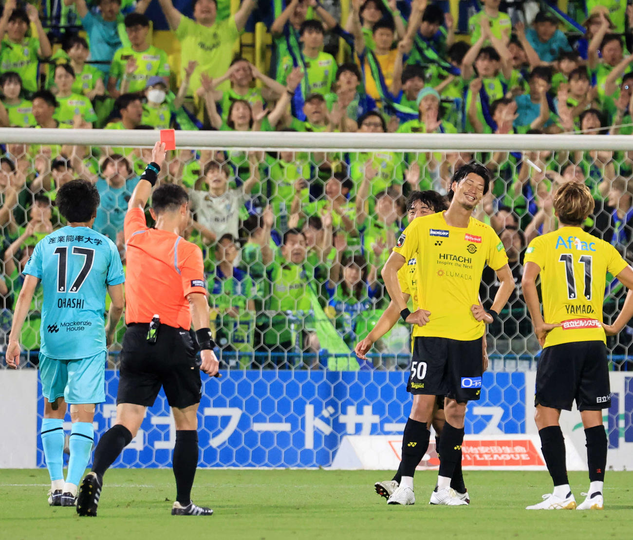 柏対湘南　後半、レッドカードを出される柏DF立石（右から2人目）（撮影・浅見桂子）