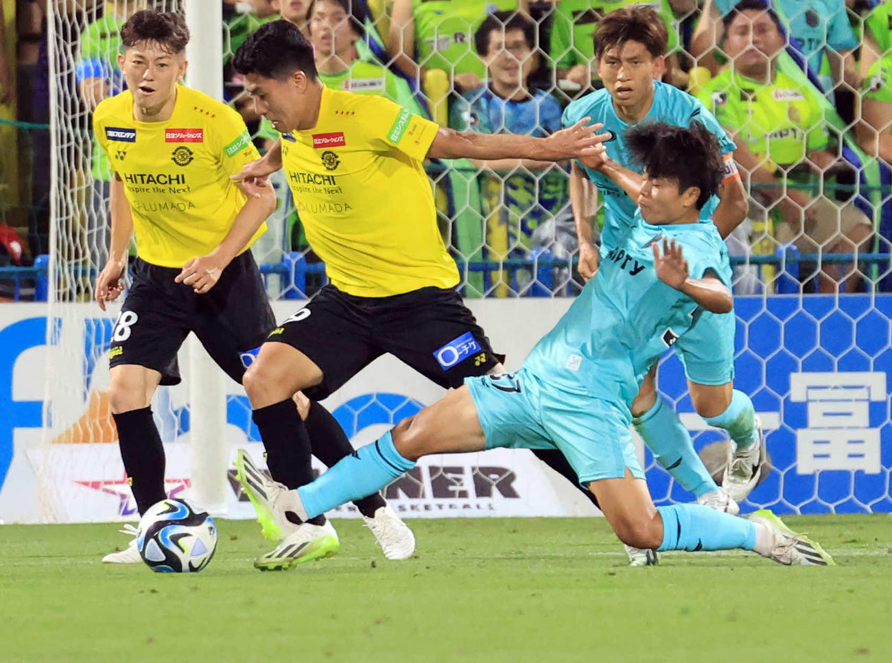 柏対湘南　後半、柏武藤（左）とボールを競り合う湘南石井（撮影・浅見桂子）