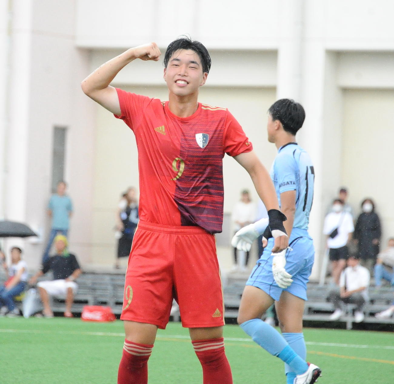 前半22分に先制点となるPKを決め、ポーズをとる新潟明訓・斎藤