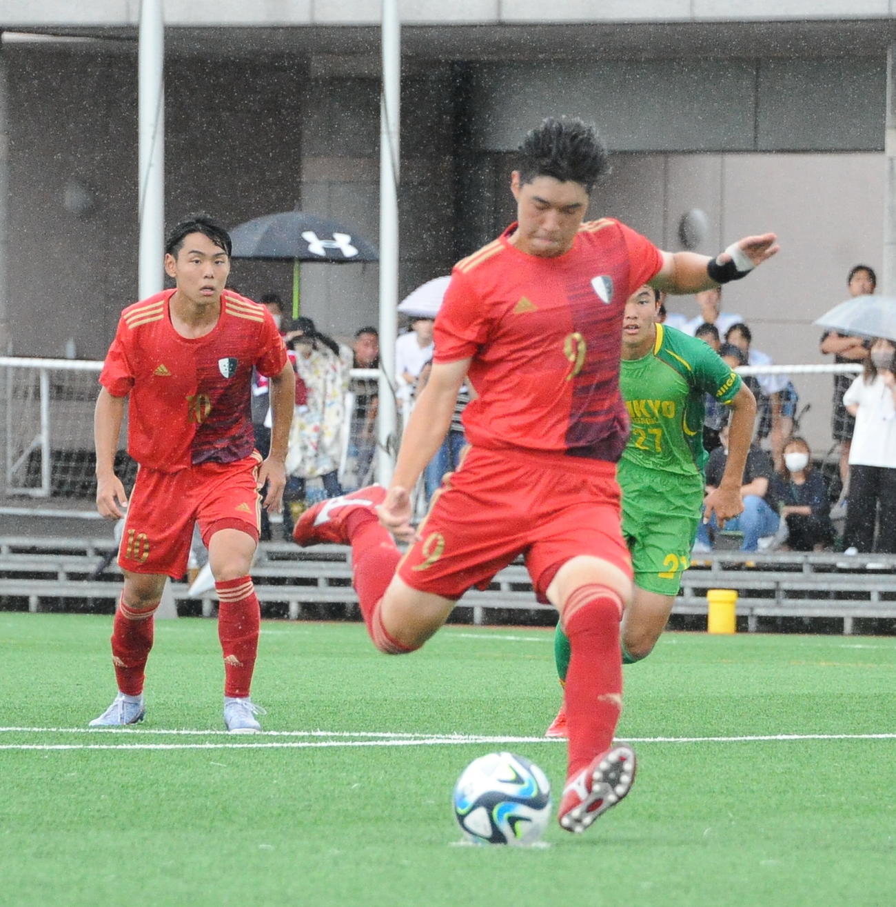 前半22分に自ら得たPKを決める新潟明訓・斎藤