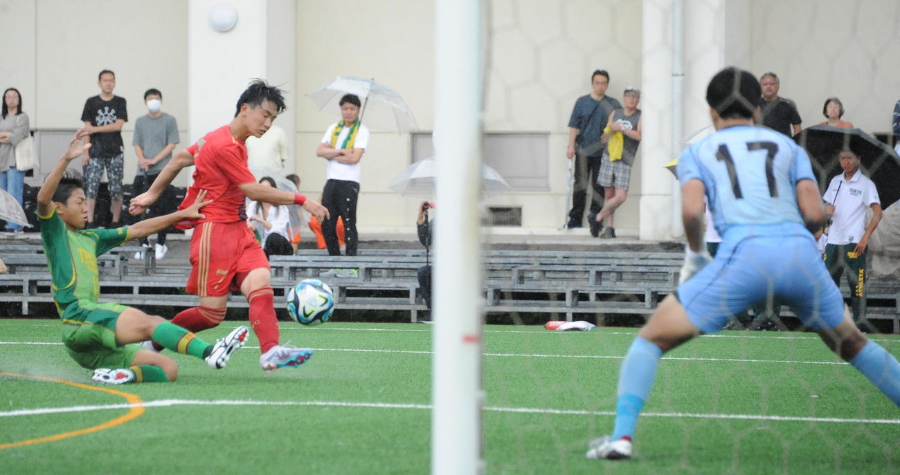 1－0の前半27分に追加点を決める新潟明訓・渡辺（左から2人目）