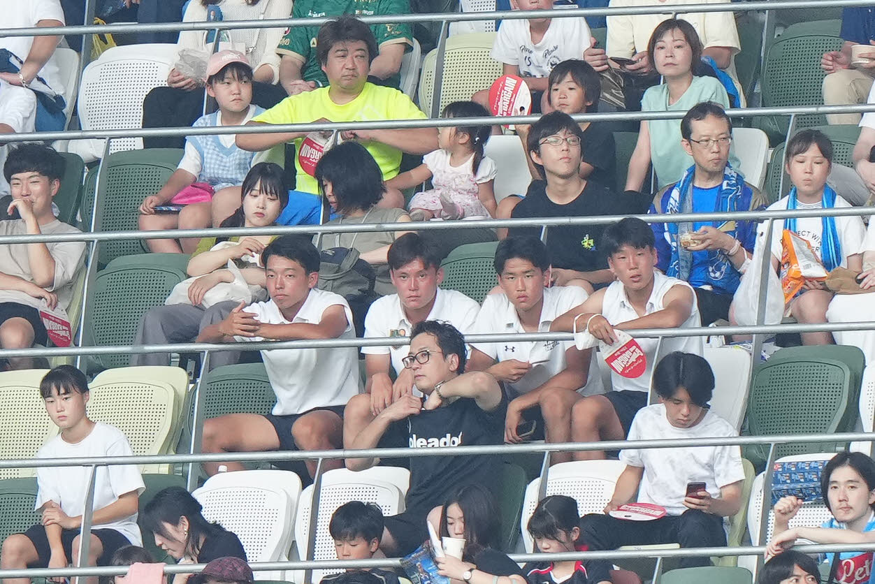 町田対東京V　観戦に訪れた青森山田の選手たち（撮影・江口和貴）