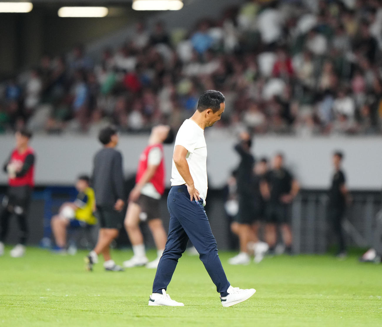 町田対東京V　試合終了のホイッスルを聞き、厳しい表情の町田黒田監督（撮影・江口和貴）