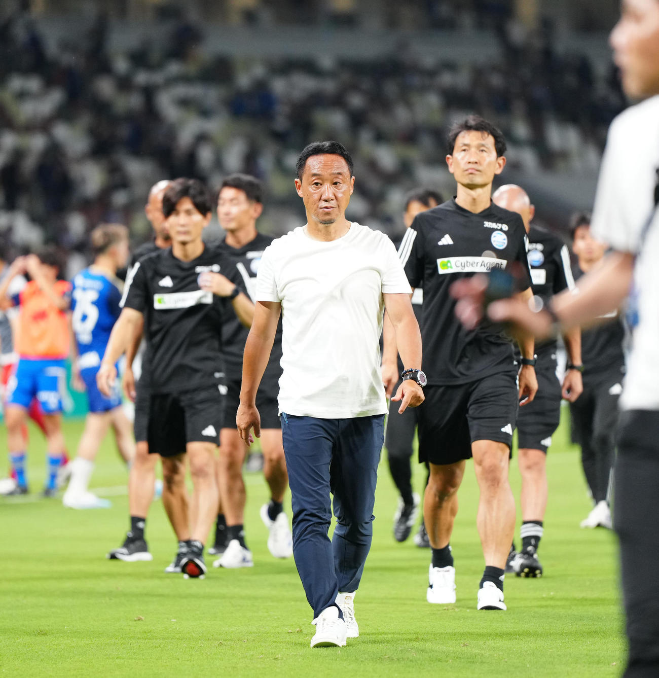 町田対東京V　試合後、場内1周する町田黒田監督ら（撮影・江口和貴）