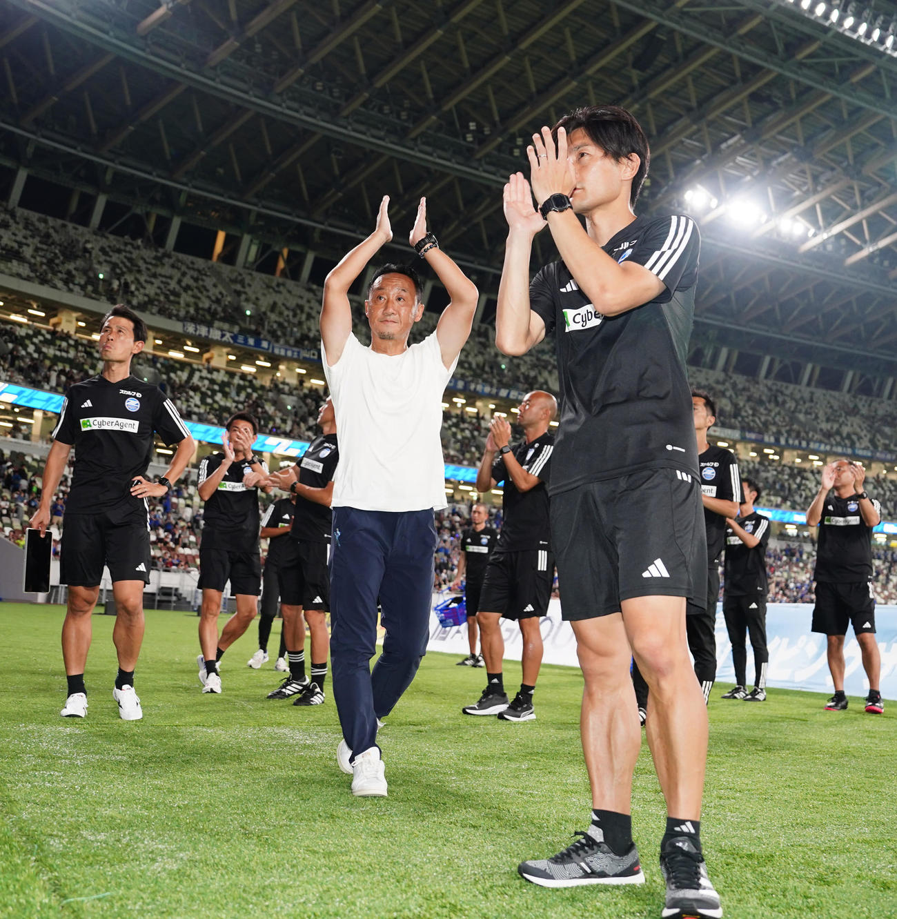町田対東京V　試合後、サポーターにあいさつする町田黒田監督（中央）ら（撮影・江口和貴）