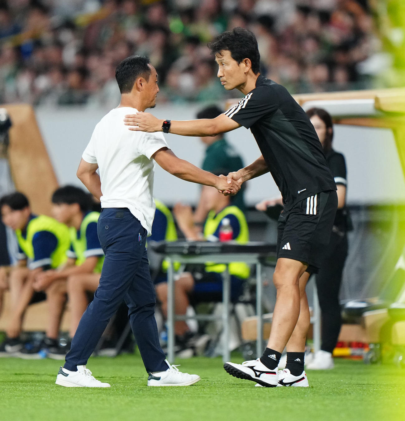 町田対東京V　試合後、握手を交わす町田黒田監督（左）と金ヘッドコーチ（撮影・江口和貴）
