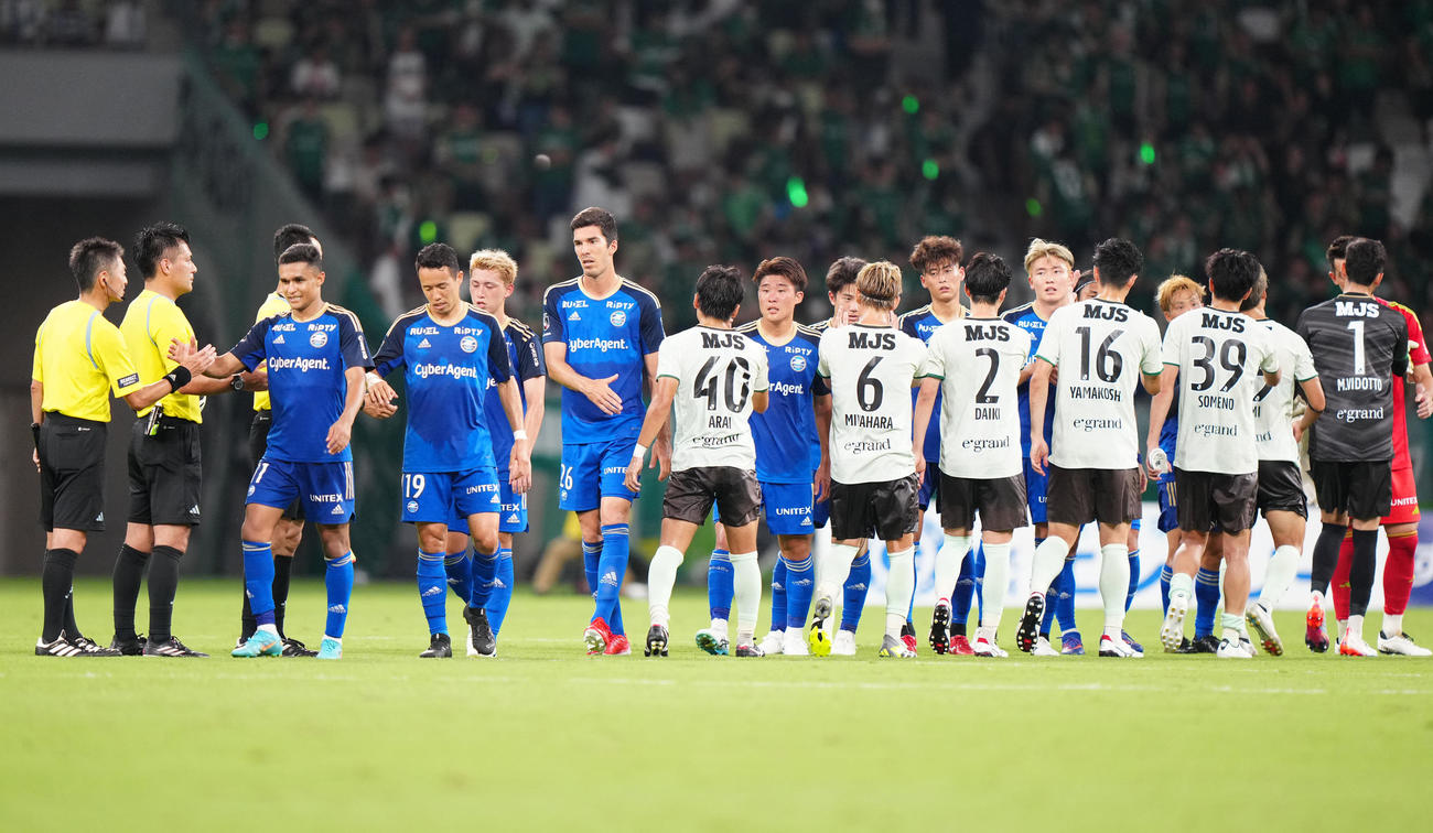 町田対東京V　試合後、厳しい表情を見せる町田の選手たち（撮影・江口和貴）