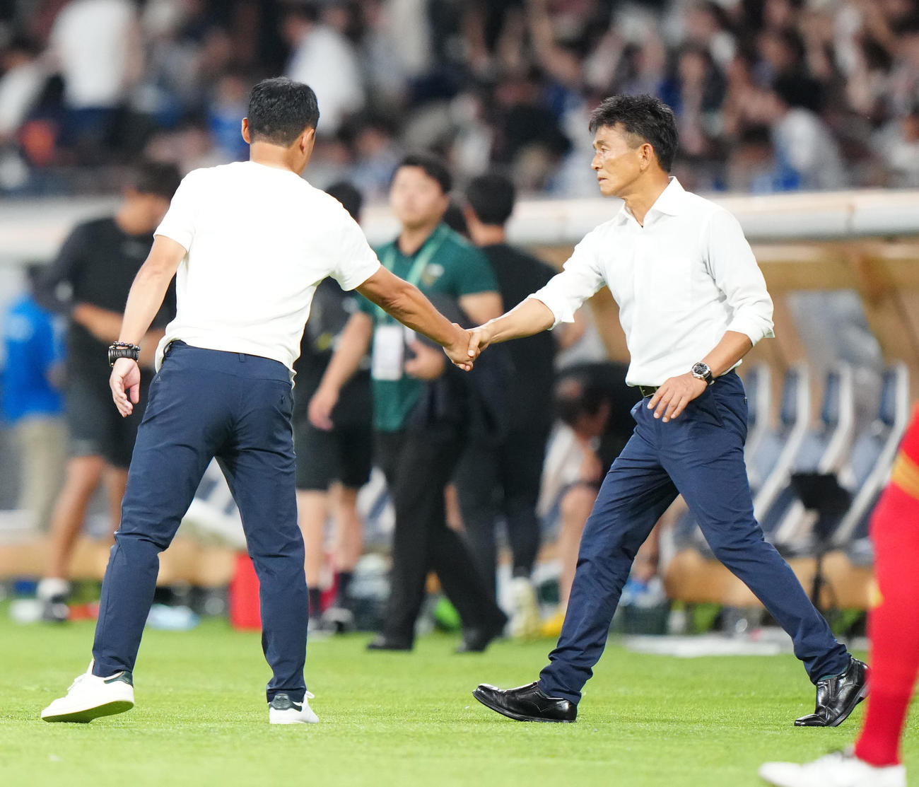 町田対東京V　試合後、町田黒田監督（左）と握手を交わす東京V城福監督（撮影・江口和貴）