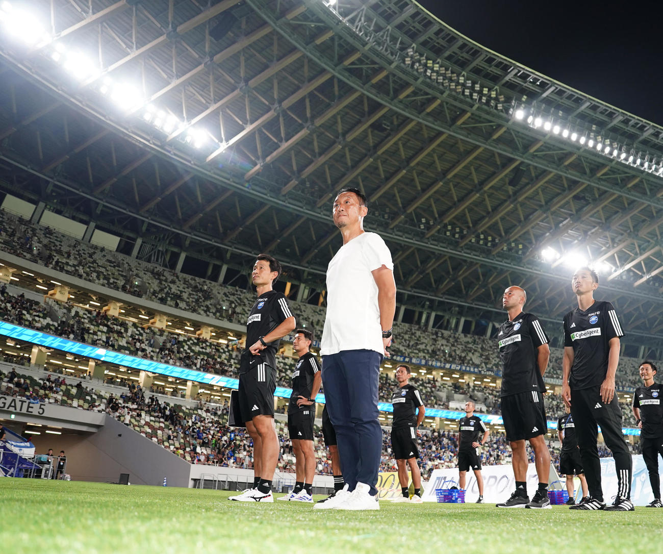 町田対東京V　試合後、サポーターにあいさつする町田黒田監督ら（撮影・江口和貴）