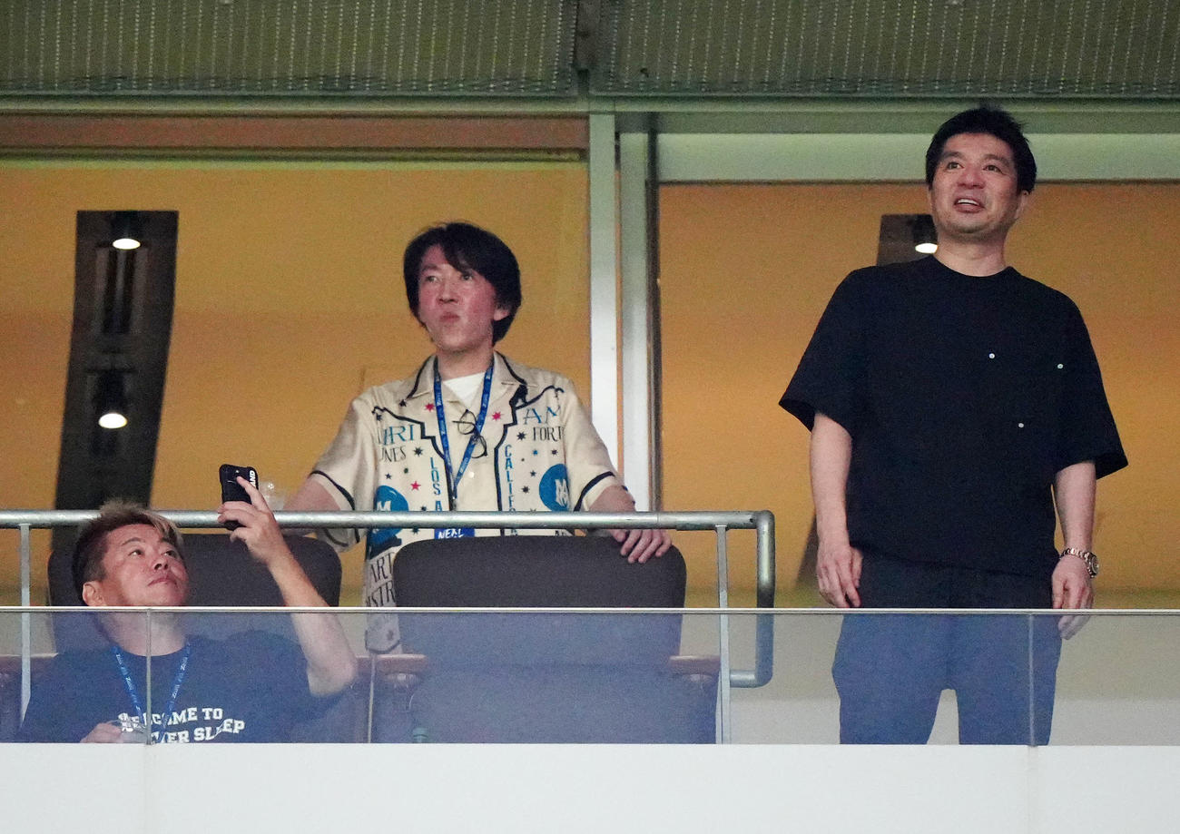 町田対東京V　観戦する堀江貴文氏（左）。右は町田藤田晋社長（撮影・江口和貴）