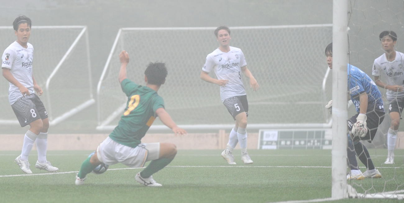 前半32分、先制ゴールを決める静岡学園FW神田（左から2人目）　　