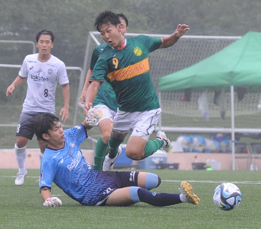 後半31分、ゴール前で相手GKに倒され、PKを獲得した静岡学園FW神田（中央）　　