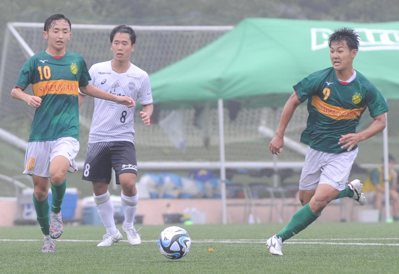 後半31分、MF高田（左端）からPKにつながるパスを受ける静岡学園FW神田（右端）