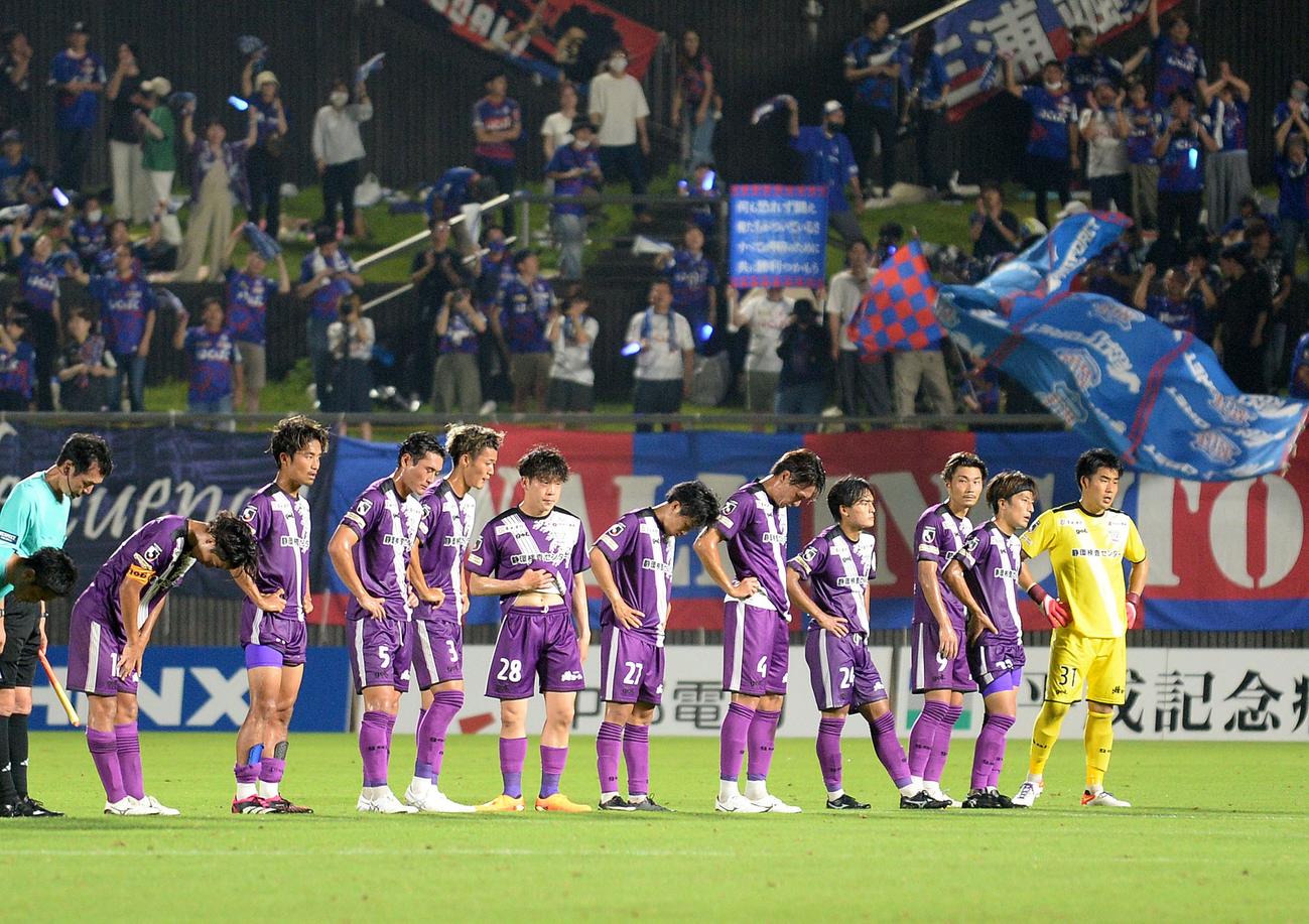 大敗を喫し、うなだれる藤枝の選手たち