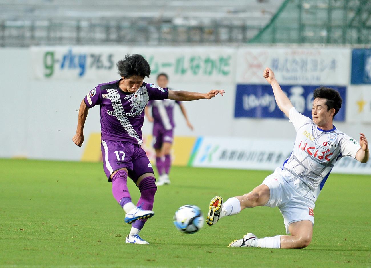 藤枝平尾（左）が放ったシュートは相手に止められる