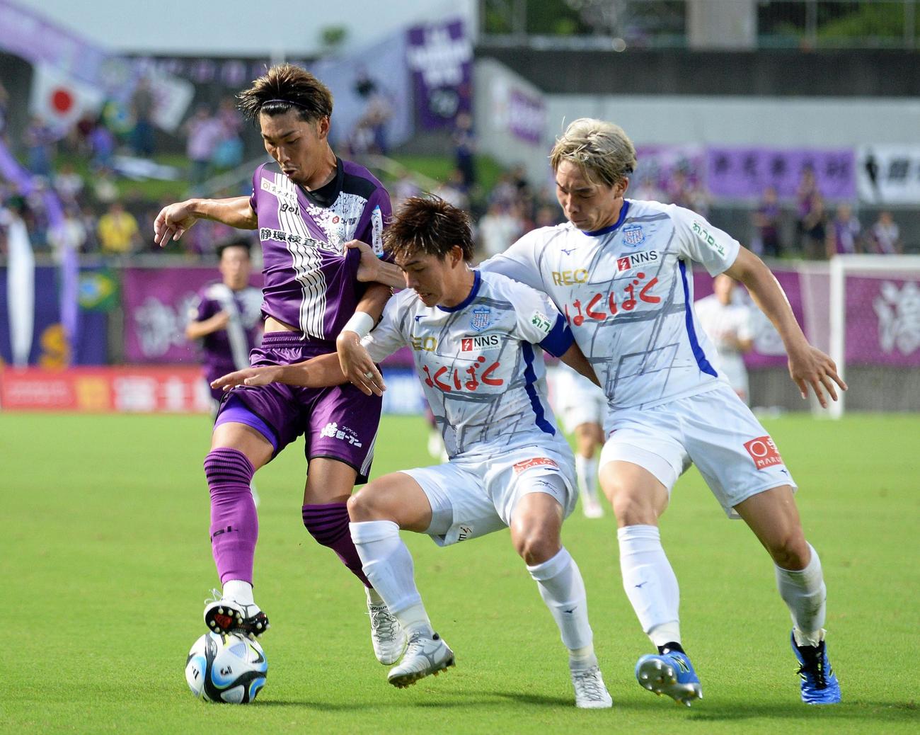 相手DF2人からマークを受ける藤枝渡辺（左）
