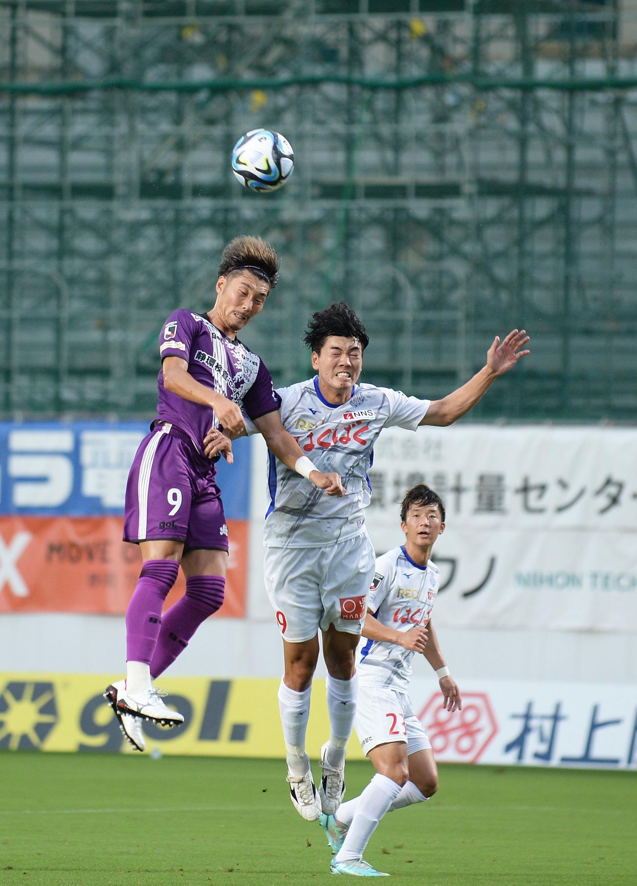相手と競り合う藤枝渡辺（左）