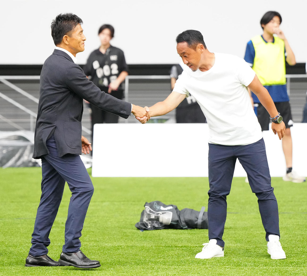 町田対東京V　試合前、握手を交わす町田黒田監督（右）と東京V城福監督（撮影・江口和貴）