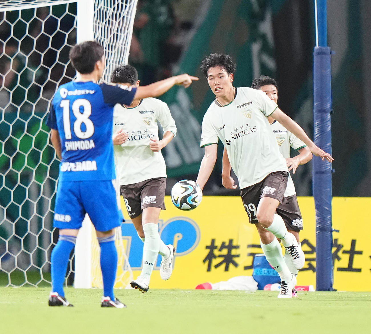 町田対東京V　後半、ゴールを決めた東京V染野（撮影・江口和貴）
