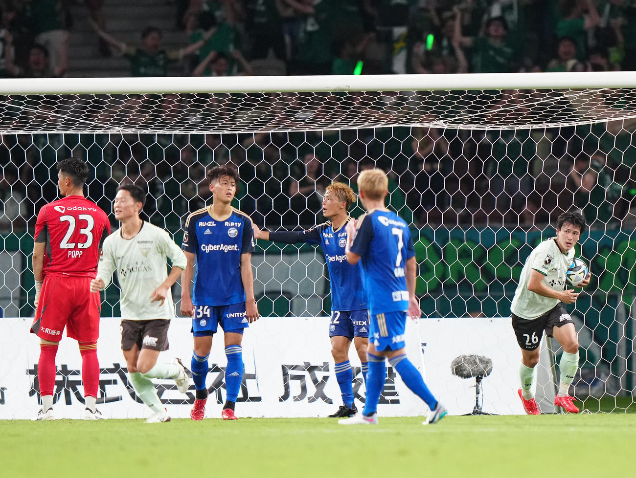 町田対東京V　後半、東京V染野に同点ゴールを決められ、厳しい表情を見せる町田の選手たち（撮影・江口和貴）