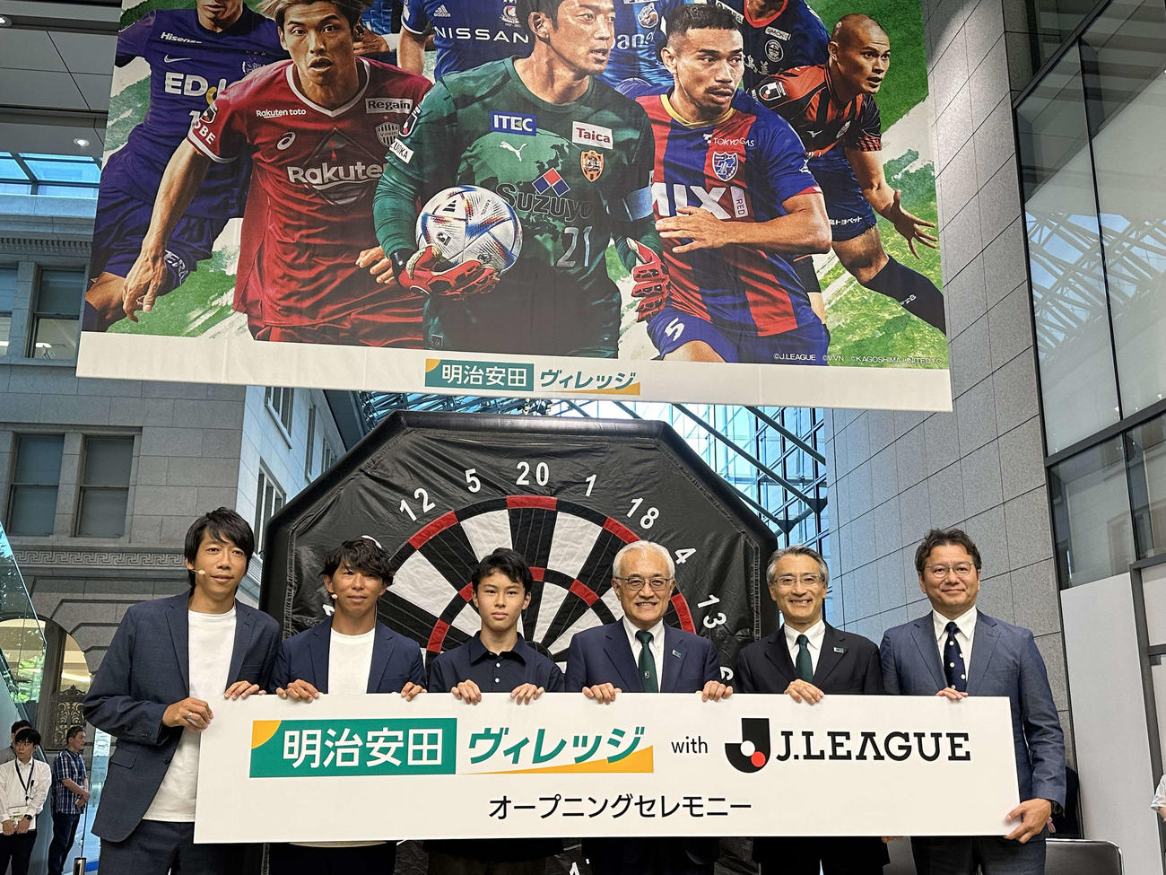 明治安田ヴィレッジのオープニングセレモニーに出席した（左から）Jリーグ特任理事の中村憲剛氏、Jリーグ選手会の佐藤寿人会長、田島修太さん、明治安田生命の根岸秋男会長、永島英器社長、Jリーグの野々村芳和チェアマン