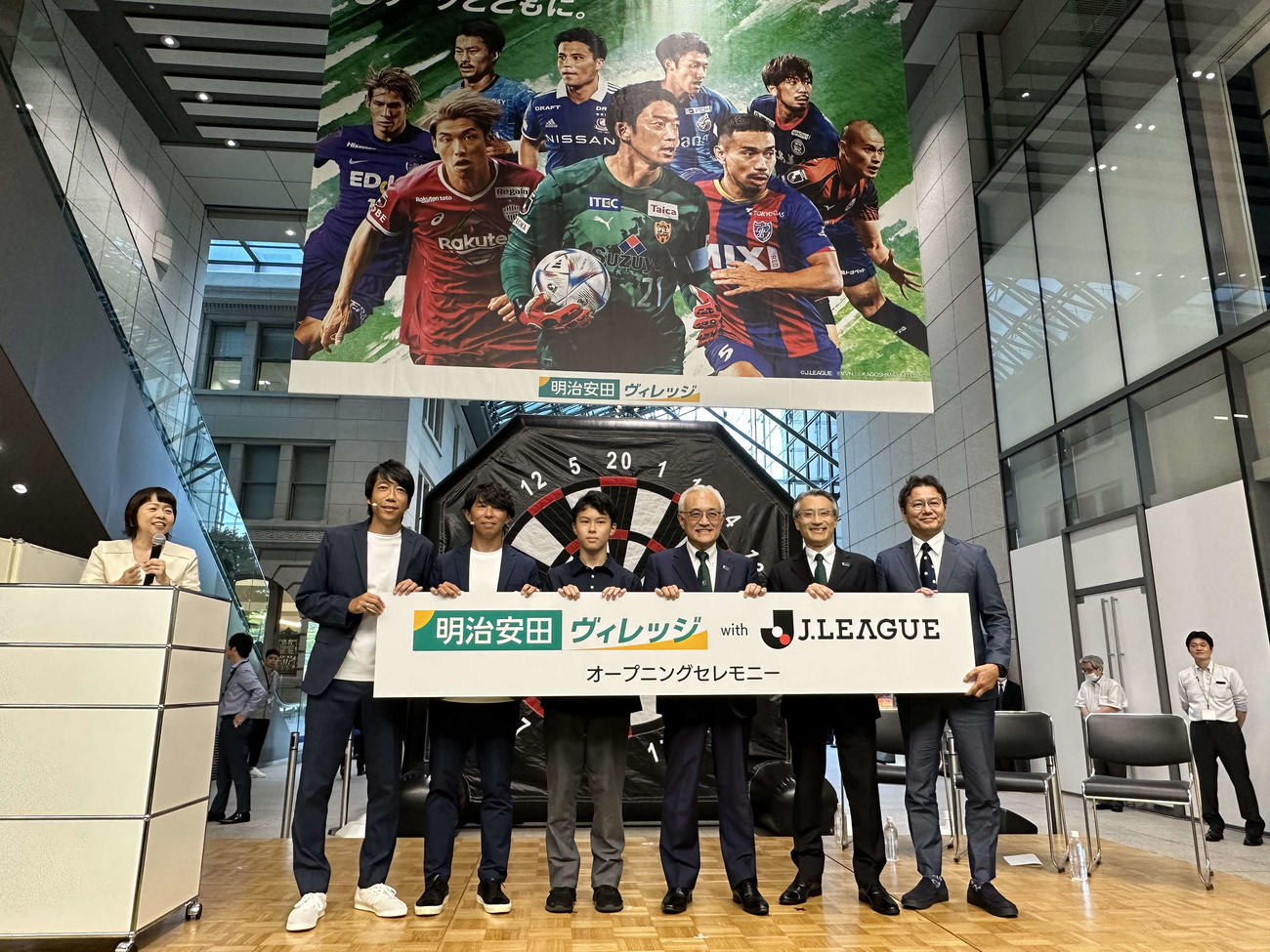 明治安田ヴィレッジのオープニングセレモニーに出席した、左からJリーグ特任理事の中村憲剛氏、Jリーグ選手会の佐藤寿人会長、田島修太さん、明治安田生命の根岸秋男会長、永島英器社長、Jリーグの野々村芳和チェアマン