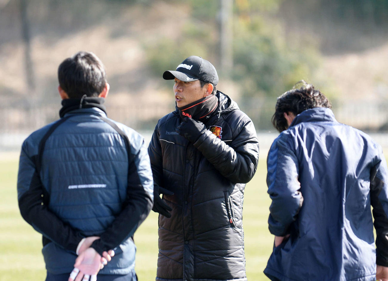 選手を集めて話をする福島の服部監督（22年2月6日撮影）