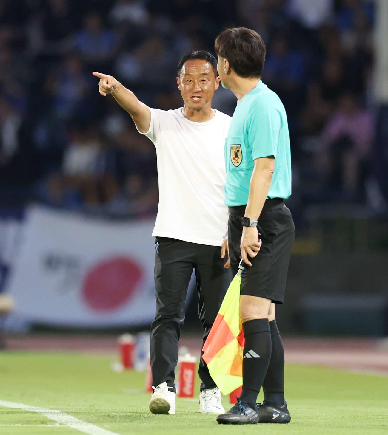 横浜対町田　前半、副審に抗議する町田黒田監督（撮影・宮地輝）
